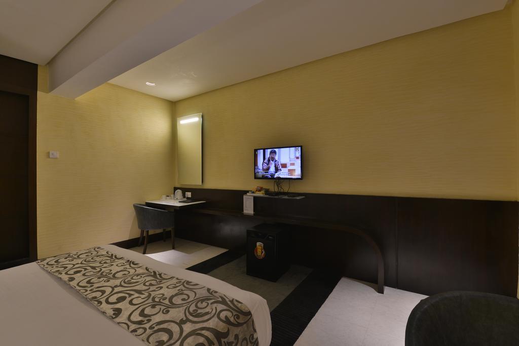 The Golden Oak Hotel Raipur  Exterior photo