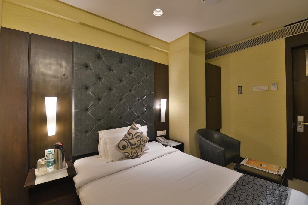 The Golden Oak Hotel Raipur  Exterior photo