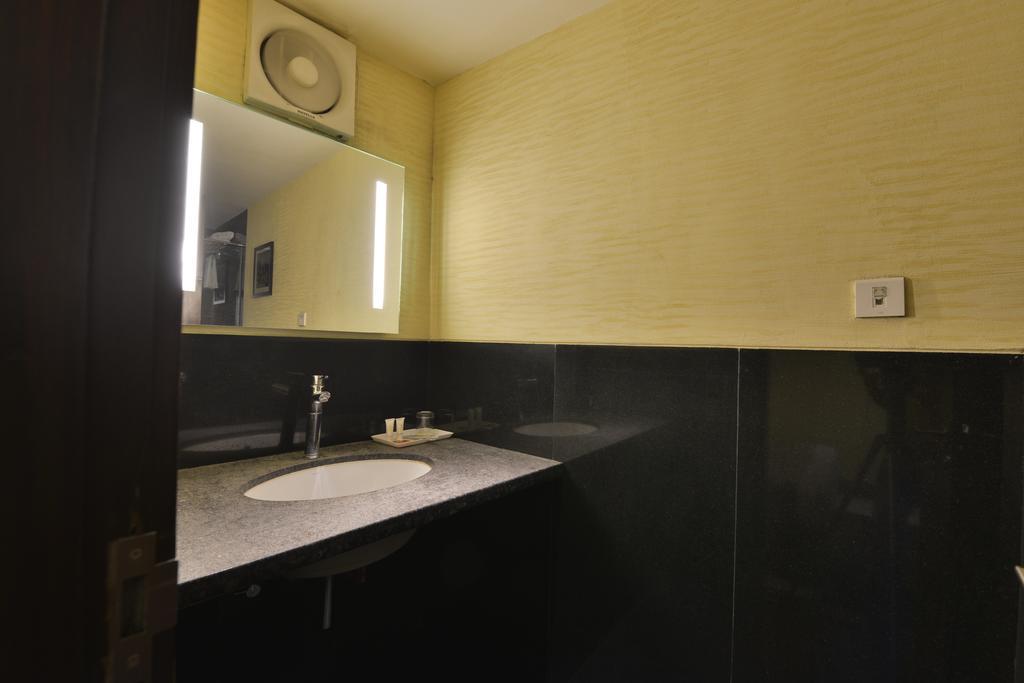The Golden Oak Hotel Raipur  Exterior photo